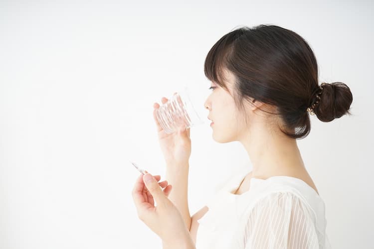 水を飲む女性